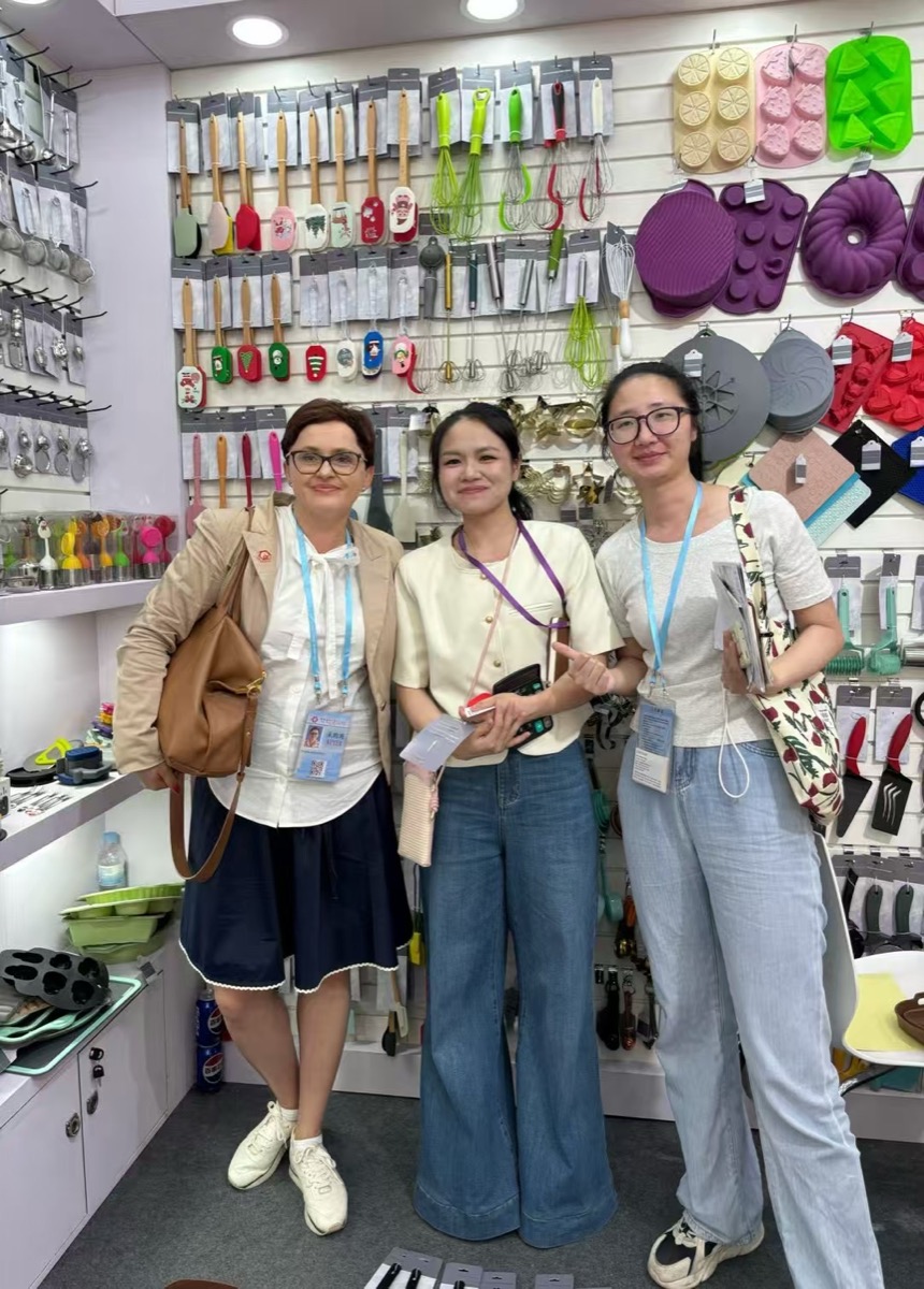 Canton Fair Booth — Buyers from Europe & South America